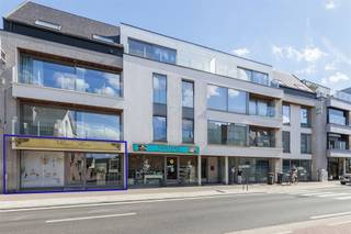 <p><span>Knap handelspand, heden ingericht als kapsalon, gunstig gelegen op een commerciële A-locatie pal in het centrum van Putte.</span></p><p><span> </span></p><p><span>Dit recente pand werd gebouwd in 2013 - 2014 en is afgewerkt met uiterst kwalitatieve materialen en voorzien van alle moderne comfort. Dankzij de ruime, nuttige oppervlakte biedt het handelspand diverse mogelijkheden. Grote raampartijen, zowel vooraan als ook achteraan, zorgen voor heel wat lichtinval. Het handelspand heeft een oppervlakte van 126</span><span> </span><span>m² en heeft naar de winkelruimte nog een praktische berging met kitchenette en een gastentoilet. Achteraan kan u heerlijk buiten vertoeven op het zuidgericht terras met tuintje.</span></p><p><span> </span></p><p><span>Een ondergrondse autostaanplaats kan bijgekocht worden indien gewenst.</span></p><p><span> </span></p><p><span>Kom de troeven van dit eigendom ter plaatse ontdekken en maak een afspraak: 015/755 444 of <span>info@immovercammen.be</span></span></p><p><span>Beschikbaar vanaf oktober 2026.</span></p><p><span> </span></p>