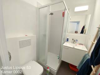 Welkom in Leuven! Ben je op zoek naar een comfortabele en instapklare studentenkamer op een absolute topligging? Deze ruime en praktisch ingedeelde kamer bevindt zich op slechts 4 minuten wandelen van het centraal station van Leuven – ideaal voor studenten die snel en vlot thuis willen zijn.
De kamer is gelegen op het gelijksvloer van een kleinschalig, historisch gebouw in het hart van de stad.
De kamer beschikt over:
Een privébadkamer met douche, lavabo en toilet
Eigen frigo en microgolfoven
Een ruime kleerkast met voldoende opbergruimte
Een praktische bureauruimte, perfect om te studeren
Daarnaast is er een gemeenschappelijke keuken en een overdekte fietsberging aanwezig.
Deze kamer is ideaal voor studerende kinderen.
Huurprijs 630€ + 135 € voor gemeenschappelijke kosten, provisie water en verwarming
Interesse? Neem gerust contact op met BVM Vastgoed via 016/23.21.45 of info@bvm-vastgoed.be voor meer informatie of een bezoek ter plaatse.