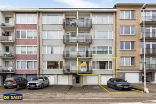 Het appartementsgebouw dateert van 1963, is recent volledig vernieuwd en heeft een lift.<br />Haar strategische ligging resulteert in een uitstekende mobiscore van 8,9/10.<br />Achter de garages is er een polyvalente ruimte waar de kinderen veilig kunnen spelen.<br /><br />Het energiezuinig appartement (met EPC-label B) zelf is op de eerste verdieping rechts gelegen.<br />Via de ruime inkomhal met videofoon én apart toilet komen we vooraan in de woonkamer met een sierhaard en veel lichtinval.<br />Aanpalend bevindt zich de ingerichte eetkeuken met toestellen en een eerste oostterras. <br />De badkamer is ingericht met douchecabine, dubbel lavabomeubel, sierradiator, condenserende gasketel én aansluiting wasmachine &amp; droogkast zijn voorzien.<br />De kleinste van de 3 slaapkamers is centraal gelegen.<br />Verder zijn er nog twee afzonderlijke bergingen.<br />De overige 2 slaapkamers én het tweede westterras bevinden zich achteraan.<br /><br />Er is een conform keuringsattest elektriciteit voorhanden en het appartement is asbestveilig.<br /><br />De maandelijkse provisie bedraagt € 215 voor het werkkapitaal (o.a. de elektriciteit en het onderhoud van de gemeenschappelijke delen, het individueel waterverbruik, de blokpolis en de syndicus) én € 20 voor het reservekapitaal. De huidige eigenaars hebben reeds een reservekapitaal opgebouwd van maar liefst € 3.387.<br /><br />Zowel de gemeenschappelijke fietsen- en afvalberging als de individuele berging (tweede links) op het gelijkvloers zijn mee in de prijs begrepen.<br />Een garagebox met oprit kan mee worden aangekocht mits een meerprijs.<br /><br />Neemt u gerust contact op met ons kantoor om een plaatsbezoek in te plannen!