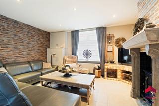 <p><strong>Ben je op zoek naar een ruime woning met 4 slaapkamers, een magazijn/garage én een prachtige tuin in Haaltert? Gevonden!</strong></p>
<p>In de rustige Achterstraat, nabij het centrum van Haaltert en met een vlotte verbinding naar Aalst, Ninove en de E40, bevindt zich deze veelzijdige eigendom met een bewoonbare oppervlakte van maar liefst 241 m². Achteraan geniet je van een aangenaam uitzicht op het achterliggende parkgebied, waardoor rust en groen nooit ver weg zijn. Bovendien beschikt de woning over een gunstig EPC-label C dankzij dakisolatie, hoogrendementsbeglazing, een condensatieketel en de geïsoleerde crepi-gevel.</p>
<p>Op het gelijkvloers word je verwelkomd in een ruime leefruimte met afzonderlijke zit- en eethoek. Aansluitend bevindt zich de ingerichte keuken, gevolgd door een praktische berging, badkamer en apart toilet. De woning biedt daarnaast heel wat bergruimte en een functionele indeling voor een groot gezin of wie wonen en werken wil combineren. Op de eerste verdieping bevinden zich twee zeer ruime slaapkamers, terwijl de tweede verdieping nog twee bijkomende slaapkamers telt. Zo beschikt de woning in totaal over vier volwaardige slaapkamers.</p>
<p>De absolute troef van deze eigendom bevindt zich achteraan het perceel: een uitzonderlijk ruim magazijn met garage (172 m²), ideaal voor zelfstandigen, opslag, hobbyactiviteiten of het stallen van meerdere voertuigen. Bovendien beschikt het pand over een prachtige tuin van maar liefst 450 m², die tal van mogelijkheden biedt voor ontspanning, tuinliefhebbers of gezinsactiviteiten. Dergelijke combinatie van wonen, werken en genieten op één locatie is zeldzaam in de regio.</p>
<p>Op zoek naar veel ruimte, een groot magazijn en een strategische ligging? Contacteer ons snel voor een bezoek en ontdek de mogelijkheden van deze unieke eigendom!</p>