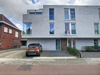 Luxe nieuwbouwappartement met 2 slaapkamers en lichtrijke leefruimte met open keuken te huur in Waregem. Het appartement bevat een zuid...