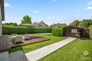 KIJKDAG 08/09 *** inschrijven via www.polares.eu ***<br /><br />Modern, stijlvol en tot in de puntjes afgewerkt: deze prachtige bungalow werd recent volledig gerenoveerd en is werkelijk 100% instapklaar. Vanaf het eerste moment straalt de woning een warme en uitnodigende sfeer uit. Zodra de inkomhal wordt betreden, voelt het meteen als thuiskomen.<br /><br />De lichtrijke leefruimte vormt samen met de open, eigentijdse keuken het kloppende hart van de woning. Dankzij de doordachte indeling en hoogwaardige afwerking sluiten comfort en gezelligheid hier naadloos op elkaar aan.<br /><br />Verder beschikt de woning over drie volwaardige slaapkamers en een stijlvolle badkamer die voorzien is van alle hedendaags comfort. Werkelijk alles werd met oog voor detail vernieuwd, waardoor enkel nog de eigen meubeltjes geplaatst moeten worden om meteen te genieten van een zorgeloze nieuwe thuis.<br /><br />Ook buiten laat deze eigendom een blijvende indruk na. Het prachtig aangelegde terras achteraan nodigt uit tot lange zomeravonden, terwijl het zwembad, de buitendouche en het aparte buitentoilet zorgen voor een echt vakantiegevoel in eigen tuin.<br /><br />Een instapklare parel waar modern wooncomfort, een kwalitatieve renovatie en een sfeervolle buitenbeleving perfect samenkomen.