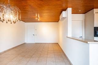 <p>Ruim appartement met 2 slaapkamers en garage centrum Zele. <br />Indeling : inkomhal, woonkamer met open keuken, 2 slaapkamers, apart toilet en een badkamer. <br />De garage is inbegrepen.<br />warmtepomp en automatische rolluiken zijn extra troeven.<br />Ideaal voor starters of als opbrengsteigendom.<br />Bij interesse, bel ons voor een afspraak 0498 54 06 90 of mail naar wolf@cornelis-goeman.be</p>