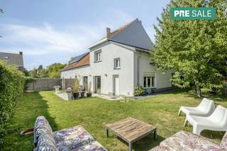 De eigendom wordt aangeboden via de PRE-SALE formule. Op 26/09/2026 tussen 10:00 en 12:30 kan u het huis op afspraak komen bezichtigen en een bod uitbrengen. De vermelde prijs is een instelprijs. Voor meer info, gelieve contact op te nemen met de dossierverantwoordelijke.<br /><br />Dankzij de grondige renovatie geniet u van hedendaags wooncomfort én uitstekende energieprestaties. Met een EPC-label B en zonnepanelen bent u verzekerd van een energiezuinige woning met lagere energiekosten.<br /><br />Bij het binnenkomen verrast de hoge inkomhal met wenteltrap meteen. Vanuit de inkomhal is er toegang tot de grote berging met voorziening voor wasmachine / droogkast. Maar vanuit de inkomhal kan je ook naar de keuken en woonkamer gaan met zicht op het zalige terras met tuin. Vanuit de tuin is er een aparte toegang tot een bureau/praktijkkamer- momenteel een massageruimte.<br />Op de eerste verdieping bevindt de prachtige oude hooizolder zich waar nog veel mogelijkheden voor zijn (extra kamers met 2de badkamer, speelruimte, vrij beroep, fitness, ..)! Verder zijn er de drie slaapkamers en dressing (of 4e kamer) en de badkamer. <br /><br />De ligging is een absolute troef: Gelegen in een rustige straat met eenrichtingsverkeer, geniet u van maximale rust en veiligheid, terwijl u op wandelafstand de uitgestrekte velden en natuur vindt. Toch bevinden winkels, scholen en belangrijke invalswegen zich vlakbij.<br /><br />Vooraan beschikt de woning over een dubbele privéparking EN een garage, zodat parkeren nooit een probleem is. Achteraan wacht een grote, zonnige tuin. <br /><br />Troeven op een rij:<br />Recent gerenoveerde en instapklare woning<br />EPC-label B<br />Zonnepanelen<br />4 slaapkamers<br />Grote zolder met uitbreidingsmogelijkheden<br />Rustige ligging in een straat met eenrichtingsverkeer<br />Vlak bij de velden en natuur<br />Dubbele parkeerplaats voor de woning + garage<br />Grote tuin achteraan<br /><br />Deze woning combineert ruimte, comfort, energiezuinigheid en een uitstekende ligging. Een ideale thuis voor gezinnen of iedereen die op zoek is naar rustig wonen zonder in te boeten aan bereikbaarheid.<br /><br />Interesse? Contacteer olivia.laporte@dewaele.com 0499 46 93 34<br /><br /><br /><br />Bestuursmaatregelen in het maatregelenregister: nee