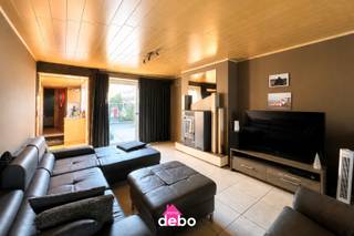 Bent u op zoek naar een rustig gelegen woning met veel potentieel? Dan is deze halfopen bebouwing in het landelijke Anzegem zeker een bezoek waard. Dankzij de oprit naast de woning, parkeergelegenheid voor de deur en een uitzonderlijk diepe tuin biedt deze woning alle ruimte om uw woondroom waar te maken.<br />De woning is perfect voor wie graag de handen uit de mouwen steekt. Met enkele opfrissingswerken en renovaties kan u deze woning omvormen tot een warme en eigentijdse gezinswoning.<br /><strong>Indeling</strong><br /><strong>Gelijkvloers</strong>
<ul>
<li><span>Ruime inkomhal met stijlvolle glazen deur </span></li>
<li><span>Lichtrijke leefruimte met pelletkachel en moderne tegelvloer </span></li>
<li><span>Open keuken, uitgerust met alle nodige toestellen en een vaatwasser </span></li>
<li><span>Badkamer met hoekbad en toilet </span></li>
</ul>
<strong>Eerste verdieping</strong>
<ul>
<li><span>Drie volwaardige slaapkamers </span></li>
<li><span>Vaste trap naar de zolder, met extra uitbreidings- of bergruimte </span></li>
</ul>
<strong>Troeven</strong>
<ul>
<li><span>Halfopen bebouwing </span></li>
<li><span>Oprit naast de woning, ideaal voor een toekomstige carport </span></li>
<li><span>Parkeergelegenheid voor de woning </span></li>
<li><span>Grote, zonnige tuin met tal van mogelijkheden </span></li>
<li><span>Rustige en landelijke ligging in Anzegem </span></li>
<li><span>Ideaal voor handige kopers of investeerders </span></li>
</ul>