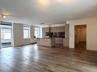 Lichtrijke thuis met 2 slaapkamers en garage ...Helemaal in het centrum van Wevelgem vinden we dit mooi, ruim appartement terug.Onze wagen parkeren...