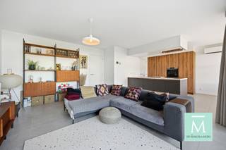 <p><span>Instapklaar gelijkvloers appartement (2023) met zonnige tuin en laadpaal!</span></p><p><span>Welkom in dit prachtige recente BEN-appartement op het gelijkvloers, gelegen in het gezellige Muizen. Hier geniet u van hedendaags wooncomfort, een energiezuinige afwerking én een belangrijk fiscaal voordeel: de aankoop gebeurt onder het stelsel van de registratierechten, niet onder btw. Met een bewoonbare oppervlakte van 86 m² beschikt het appartement over een ruime en lichtrijke leefruimte met een stijlvolle open keuken, volledig uitgerust met kwalitatieve inbouwtoestellen. Dankzij de grote raampartijen loopt de leefruimte naadloos over in het terras en de gezellige privatieve tuin, de ideale plek om tot rust te komen.</span></p><p><span>Verder biedt het appartement twee volwaardige slaapkamers, een moderne badkamer met kwalitatieve afwerking, een praktische berging en airconditioning, die het hele jaar door zorgt voor een aangenaam binnenklimaat. De privatieve autostaanplaats met eigen laadpaal en de kelderberging zijn verplicht mee aan te kopen voor €20.000.</span></p><p><span>Gelegen in een verzorgde residentie, op een uitstekende locatie nabij het centrum van Mechelen, Planckendael, winkels, openbaar vervoer en met een vlotte verbinding naar Antwerpen, Brussel en Leuven, is dit appartement de ideale keuze voor wie op zoek is naar een instapklare en toekomstgerichte woning.Een instapklare, energiezuinige woning met alle hedendaagse comfort op een toplocatie. Plan vandaag nog uw bezoek en ontdek zelf de vele troeven van dit appartement! </span></p><p><span>Bel ons op 015/20.20.82 of mail naar info@demakelaardij.be voor meer informatie of een bezoek.</span></p><p><span> </span></p>