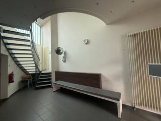 Op zoek naar een strategisch gelegen pand met tal van mogelijkheden? Dit commercieel gebouw, gelegen op de markt van Moorslede, biedt een bruikbare vloeroppervlakte van maar liefst 182 m² en geniet van een uitstekende visibiliteit en bereikbaarheid. Bovendien is er voldoende parkeergelegenheid voorzien vlak voor het pand.<br /><br />Het pand werd voorheen ingericht als kantoorruimte, maar leent zich perfect voor diverse doeleinden zoals praktijkruimte, handelszaak of dienstverlening.<br /><br />De indeling is als volgt:<br /><br />Op het gelijkvloers bevindt zich een centrale inkomhal die toegang biedt tot verschillende bureauruimtes, aangevuld met aparte toiletten. Dankzij de grote raampartijen geniet het volledige pand van natuurlijk daglicht, wat zorgt voor een aangename en productieve werkomgeving.<br /><br />Op de bovenverdieping vindt u een aparte keuken en een ruime centrale vergaderzaal, ideaal voor meetings of bijkomende werkruimte.<br /><br />Verder is het pand uitgerust met centrale verwarming op gas.<br /><br />Kortom, een eigendom met enorm veel potentieel op een toplocatie!<br /><br />Wenst u meer informatie of een bezoek ter plaatse? Neem gerust contact op via axel@immofrancois.be of telefonisch op 0471/45.29.95.