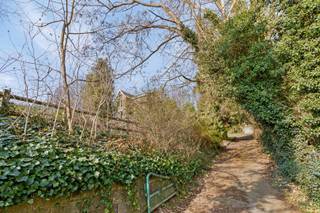 Deze volledig te renoveren / nieuw te bouwen woning bevindt zich op de rand van Kessel-Lo en Holsbeek en ligt op een prachtig perceel van 96a 60are. <br /><br />Als belangrijkste troef heeft deze woning dat er een vergunning werd verkregen voor een unieke nieuwsbouwwoning met 4 slaapkamers, 2 badkamers, prachtige leefruimte... en +/- 280m² bewoonbare oppervlakte. <br />Deze vergunning en renders kan bezorgd worden ter inzicht. <br /><br />De woning bestaat op de gelijkvloers uit een inkomhal, leefruimte en keuken. Op de 1ste verdieping vinden we nog 2 slaapkamers.<br />Verder is er nog een losstaande garage en verschillende paarden stallen.<br /><br />Het pand ligt verscholen op een heuvel, aan de rand van een uitgestrekt bos en is tevens gelegen op een steenworp van de snelweg en Leuven centrum.<br /><br />Bij interesse of vragen kan u ons steeds bereiken.