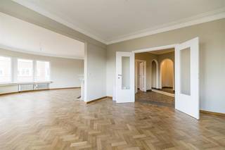 ETTERBEEK (Louis Schmidtlaan 63/65) – Gelegen op de 3e verdieping van een prachtig, karaktervol en zeer goed onderhouden gebouw. Het appartement ligt op een ideale locatie, op een steenworp afstand van de tram, de metro en de trein. Mooi appartement (± 140 m²) met 2 slaapkamers (16 m² en 15 m² / parket), een hal die uitkomt op een lichte woon- en eetkamer (± 50 m²), een volledig uitgeruste open keuken, een doucheruimte, een apart toilet, een garderobe en opbergruimtes, een kelder en een terras. Op de begane grond bevindt zich een ruime en comfortabele garage (momenteel verhuurd, maar met opzegmogelijkheid). Het appartement zelf is bij ondertekening van de akte vrij. Algemene renovatiewerkzaamheden aan het appartement in 2019. Dubbele beglazing, collectieve verwarmingsketel met doorstroommeters voor warm en koud water. Maandelijkse lasten: ± 280 € / maand. EPC: E+ (222 kWh/m²/jaar en 42 CO³/m²/jaar). Informatie en bezichtigingen bij Louis Meert op 0477 57 98 87 of LMEERT@TREVI.BE