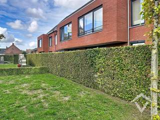 Dit rustig en centraal gelegen appartement in Bovekerke omvat: Inkom - toilet - ruime leefruimte met open keuken - bergruimte - 2 slaapkamers - badkamer met ligbad/douche - autostaanplaats.<br /><br />Dit energiezuinige appartement heeft een EPC-Label B en is beschikbaar vanaf 1/11/2026.<br /><br />Huurprijs: 660,00€/mnd (exclusief syndickosten: 55,00€/mnd)
