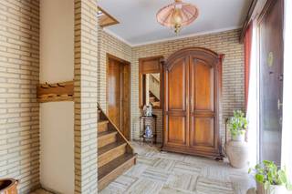 <p><span>Vrijstaande woning met 4 slaapkamers, ruime tuin en garage op een riant perceel van 9a99ca, rustig gelegen nabij het centrum van Maaseik. </span></p><p><span> </span></p><p><span>ALGEMEEN</span></p><ul><li><span>Open bebouwing</span></li><li><span>Bouwjaar: 1970</span></li><li><span>Perceeloppervlakte: 9a99ca</span></li><li><span>Kadastraal inkomen: €1.078</span></li><li><span>Voorzien van hardhouten ramen, gedeeltelijk voorzien van dubbele beglazing, gedeeltelijk enkele beglazing </span></li><li><span>Gedeeltelijk uitgerust met rolluiken</span></li><li><span>Verwarming: stookolie en een pelletkachel in de leefruimte. </span></li><li><span>Gelegen in een rustige, residentiële woonwijk op korte afstand van het stadscentrum van Maaseik</span></li></ul><p><span> </span></p><p><span>INDELING</span><span><br /></span><span>Gelijkvloers:</span></p><ul><li><span>Inkomhal</span><span> met toegang tot de leefruimte, polyvalente ruimte en een vaste trap naar de verdieping.</span></li><li><span>Leefruimte:</span><span> ruime, lichtrijke woonkamer met parketvloer en grote raampartijen die zorgen voor een fijne connectie met buiten. De woonkamer is tevens voorzien van een pelletkachel. </span></li><li><span>Polyvalente ruimte, momenteel ingericht als zithoek, maar perfect inzetbaar als extra slaapkamer, bureel of hobbykamer. </span></li><li><span>Keuken:</span><span> voorzien van een tegelvloer en toegang tot de kelder. </span></li><li><span>Berging voorzien van</span><span> tegelvloer en aansluiting voor wasmachine en droogkast.</span></li><li><span>Badkamer 1:</span><span> voorzien van een wastafel, inloopdouche en toilet.</span></li><li><span>Sas m</span><span>et toegang tot het overdekte terras en tuin achteraan de woning.</span></li></ul><p><span> </span></p><p><span>Eerste verdieping:</span></p><ul><li><span>Nachthal met </span><span>toegang tot vier volwaardige slaapkamers en een tweede badkamer.</span></li><li><span>Slaapkamer 1 t.e.m. 4:</span><span> allen voorzien van linoleumvloer, inbouwkasten en verwarming.</span></li><li><span>Badkamer 2:</span><span> voorzien van een wastafel, douche, toilet en elektrische handdoekverwarmer.</span></li></ul><p><span> </span></p><p><span>Zolder:</span><span><br />Voorzien van glaswolisolatie – bereikbaar via zolderluik.</span></p><p><span> </span></p><p><span>Kelder:</span><span><br />De woning is gedeeltelijk onderkelderd en ingedeeld in vier praktische ruimtes, allen uitgerust met een gepolierde industrievloer. Hier bevinden zich onder andere de mazouttank (+/- 4800 liter), de CV-installatie en een kruipkelder.</span></p><p><span> </span></p><p><span>Buitenruimte:</span></p><ul><li><span>Voortuin:</span><span> Onderhoudsvrij aangelegd en voorzien van een automatisch hekwerk.</span></li><li><span>Achtertuin:</span><span> zuidelijk georiënteerd en uitgerust met een betegeld, overdekt terras en zitruimte uitgevoerd met rustieke materialen. </span></li></ul><p><span> </span></p><p><span>GARAGE</span><span><br />Vrijstaande garage, voorzien van automatische poort, industrievloer en een gedeeltelijke zolder voor extra opslagruimte.</span></p><p><span> </span></p><p><span> </span></p><p><span>Bent u op zoek naar een ruime en degelijke gezinswoning op een rustige, centrale locatie in Maaseik? Contacteer ons voor meer informatie of een bezichtiging via 089/56.06.91 of verkoop@janssennv.be.</span></p><p><span> </span></p>