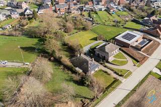 <p><strong>TE KOOP GERAARDSBERGEN<br />LANDELIJK GELEGEN WONING MET 2 SLP EN ZONNEPANELEN</strong></p>
<p>Op een rustige en aangename ligging bevindt zich deze charmante alleenstaande woning met tal van mogelijkheden. De woning is op te frissen, maar beschikt over een solide basis en een praktische indeling, ideaal voor wie op zoek is naar een woning die volledig naar eigen smaak kan worden ingericht.</p>
<p>Op het gelijkvloers vindt u een ruime en lichtrijke living met gezellige open haard.<br />Aansluitend bevindt zich de keuken en een functionele badkamer uitgerust met dubbele lavabo en ligbad. Verder beschikt de woning over 2 slaapkamers, wat deze eigendom bijzonder geschikt maakt voor gezinnen of wie graag extra ruimte heeft.</p>
<p>Via een vaste trap bereikt u de zolderverdieping, die nog tal van uitbreidingsmogelijkheden biedt. Deze ruimte kan eenvoudig worden ingericht als extra slaapkamers, hobbyruimte of bureau.</p>
<p>De woning geniet van een zeer charmante ligging met een aangename woonomgeving. Buiten beschikt u over een garage en een ruime oprit met plaats voor maar liefst vier voertuigen.</p>
<p>Daarnaast zijn er zonnepanelen aanwezig, wat bijdraagt aan een energiezuiniger verbruik.</p>
<p><strong>Vraagprijs: € 375.000</strong></p>
<p>Interesse in deze woning?<br />Contacteer Katrien: katrien@cornelis-goeman.be – 0473/42.76.99.</p>