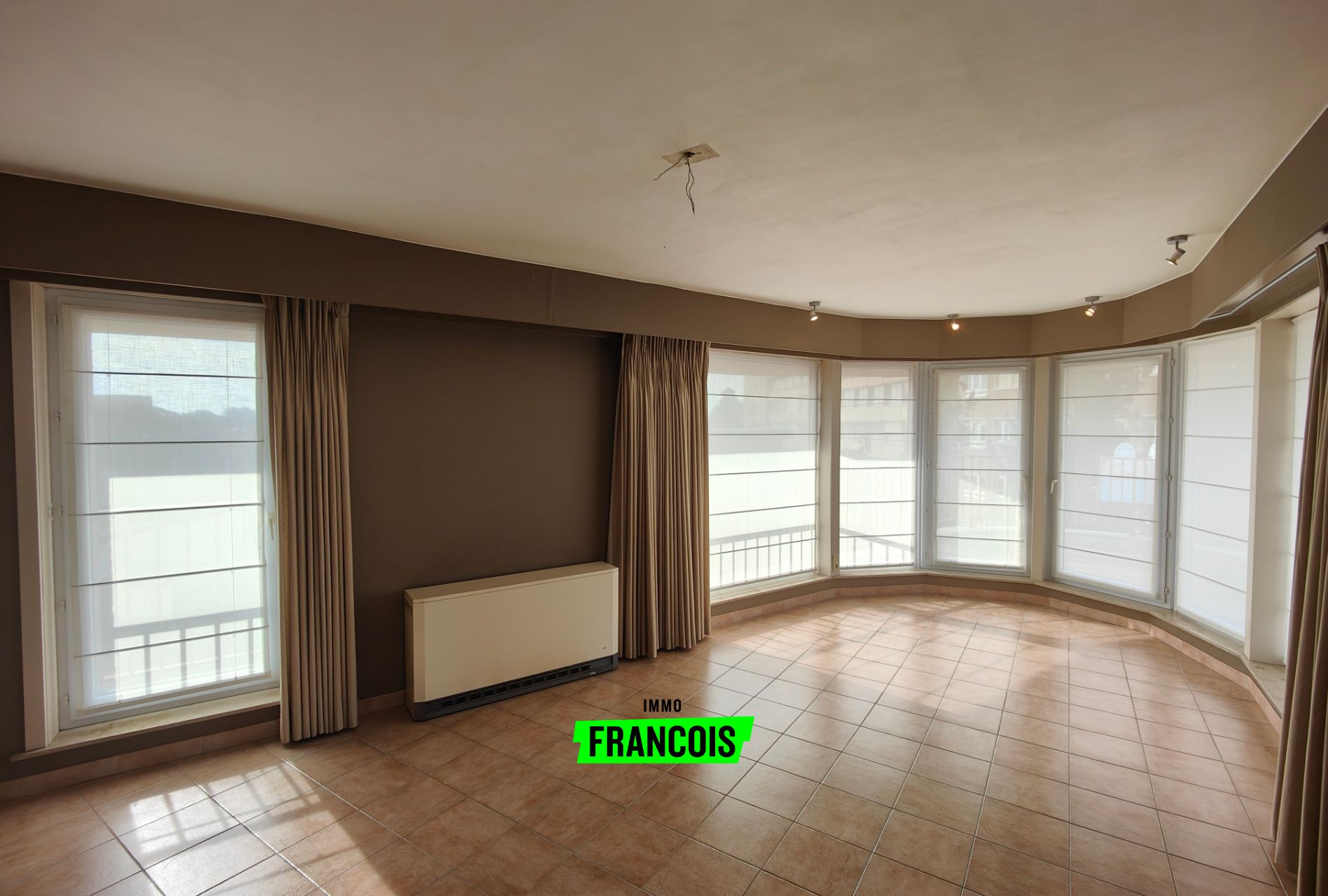 Gezellig appartement met 2 slaapkamers en groot terras nabij de Grote Markt te Roeselare - foto 4