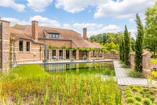 Deze authentieke villa straalt warmte en karakter uit. Afgewerkt met duurzame materialen en behoud van originele elementen, biedt deze villa...