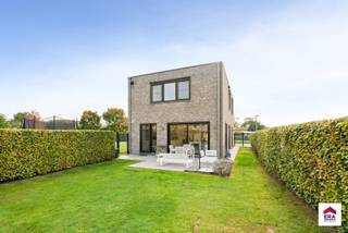 <p><strong>Moderne halfopen bebouwing in rustige buurt van Westrode (Wolvertem)</strong></p><p>In een kindvriendelijke, doodlopende straat in het landelijke Westrode ontdek je deze recente halfopen bebouwing (bouwjaar 2016) met een moderne uitstraling en verrassend veel lichtinval.</p><p>De leefruimte vormt één open geheel met de stijlvolle keuken en wordt langs drie gevels overspoeld met daglicht — een warme, uitnodigende plek met zicht op de tuin en het aangelegde terras. Dankzij de vloerverwarming op het gelijkvloers geniet je hier het hele jaar door van aangenaam wooncomfort.</p><p>De woning telt drie volwaardige slaapkamers en is ideaal voor jonge gezinnen of koppels die extra ruimte zoeken. Twee praktische bergingen zorgen voor extra opslag, waarvan één direct bereikbaar vanuit de keuken — handig voor voorraad of wasruimte. Daarnaast zijn er twee aparte toiletten (boven en beneden), wat het dagelijks comfort verhoogt.</p><p>Deze energiezuinige woning combineert hedendaags wonen met een uitstekende bereikbaarheid via de nabijgelegen A12. Rustig gelegen, maar toch dicht bij alles wat telt.</p><p><strong>Interesse? Kom de sfeer zelf ervaren en plan vandaag nog je bezoek.</strong></p>