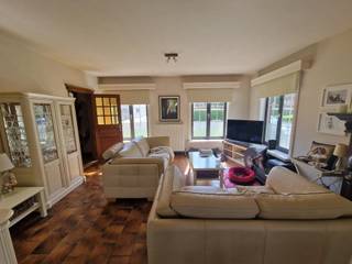 BEZOEK AANVRAGEN ENKEL MOGELIJK VIA VOLGENDE LINK: https://verlinden.mijnhuurprofiel.be/property/82b12801-b9f6-43e0-a008-be2193c110a5<br /><br />Deze woning is rustig gelegen in Mol-Heidehuizen doch dichtbij een (lagere) school, supermarkt en met een vlotte verbinding naar Mol-Centrum en omliggende gemeenten.<br /><br />Via de inkomhal kom je in de ruime leefruimte die opgedeeld is in een zit- en eethoek.<br />De keuken is voorzien van een kookplaat, afzuigkap, spoeltafel, betegeld aanrecht en voldoende opbergruimte. <br />Verder vind je op het gelijkvloers nog een toilet, wasplaats en bergruimte.<br /><br />De nachthal geeft toegang tot 2 slaapkamers en de betegelde badkamer met lavabo, douche en toilet. <br /><br />Verder beschikt de woning over een gezellige tuin met garage.<br /><br />Huurprijs: € 950/maand | beschikbaar: 01/03/2026 | EPC: 229 kWh/m² (label C)