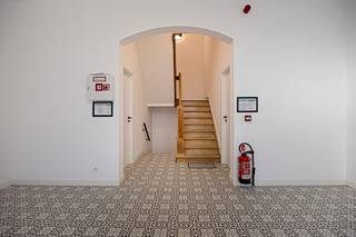 Volledig <strong>nieuw </strong>appartement met<strong> mooi terras</strong> (georiënteerd naar het Zuiden) gelegen op de tweede verdieping in kleinschalige residentie van 6 appartementen. Het omvat een inkomhal, volledig <strong>vernieuwde keuken</strong> uitgerust met vaatwasser, grote koelkast met vriesvak, kookplaat op inductie, ingebouwde oven en een aansluitende berging/wasplaats. Een <strong>lichtrijke leefruimte</strong> met rechtstreekse toegang tot het terras die aansluit op de halfopen keuken. Een <strong>vernieuwde badkamer</strong> voorzien van een douchecel, wastafel met meubel en toilet en een uitgerust met rolluiken. Tot slot nog <strong>twee slaapkamers</strong>.<br /><br />Verder beschikt deze eigendom over een <strong>ruime kelder </strong>en <strong>fietsstalling </strong>voor twee fietsen.<br /><br />Het appartement wordt volledig <strong>geschilderd opgeleverd,</strong> is <strong>uitgerust met screens </strong>en er hangt <strong>overal verlichting!</strong><br /><br />Technisch is het appartement voorzien van een <strong>ventilatiesysteem, conforme elektrische keuring en een brandcentrale.</strong> Het appartement is uitgerust met centrale verwarming op aardgas (condensatieketel). <br /><br />Energiezuinig appartement met <strong>EPC-score 131 (B)</strong>.<br /><br /><strong>Gratis parking</strong> op 200m, Tangent en E19 vlot bereikbaar met als het centraal station van Mechelen.<br /><br />Het appartement wordt voor de eerste keer verhuurd na de renovatie en is <strong>onmiddellijk beschikbaar.</strong><br /><br />Gemeenschappelijke kosten --> <strong>€40/maand (forfait).</strong><br /><br />Voor meer info of een bezichtiging --> <strong>cedric@immovos.be </strong>