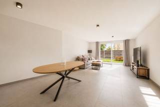 Op zoek naar een instapklare woning in een rustige omgeving? Dan is deze volledig gerenoveerde woning in Bovekerke zeker een bezoek waard. Met haar energiezuinige EPC B, drie slaapkamers, aangename leefruimtes en gezellige tuin heeft deze eigendom alle troeven in handen om uw nieuwe thuis te worden.<br /><br />De indeling is als volgt: op het gelijkvloers vindt u een bureauruimte die eveneens als slaapkamer kan dienen, een badkamer, een praktische berging, een volledig geïnstalleerde keuken en een ruime, lichtrijke leefruimte met een aangenaam zicht op de tuin.<br />Op de eerste verdieping bevinden zich twee ruime slaapkamers. Daarnaast beschikt de woning nog over een ruime zolder, ideaal als extra bergruimte.<br /><br />Buiten geniet u van een zonnige, zuidgerichte tuin waar u in alle rust kunt ontspannen. Daarnaast beschikt de woning over een ruime binnenkoer met een handige zij-ingang, ideaal voor het stallen of binnenbrengen van fietsen en tuinmateriaal. Bovendien biedt deze toegang de mogelijkheid om boodschappen rechtstreeks tot aan de keuken te brengen.<br /><br />Interesse? Neem contact op met Ward via 0470 20 66 88 en plan uw bezoek in.