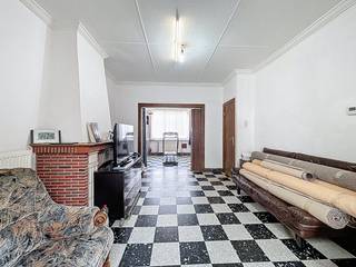 Deze te renoveren woning is gelegen aan de Brugsesteenweg, een van de belangrijkste invalswegen van Kortrijk. De locatie staat bekend om haar uitstekende bereikbaarheid en centrale ligging. Via de vlotte verbinding met het stadscentrum, de E17 en de R8 geraakt u moeiteloos overal. Bovendien bevinden zich in de nabije omgeving diverse winkels, scholen en openbaar vervoer, wat dit huis extra interessant maakt.Indeling: *Gelijkvloers: - inkomhal - ruime leefruimte - keuken - badkamer - tuinberging - gezellige stadstuin *Eerste verdieping: - 2 ruime slaapkamers *Tweede verdieping - zolderkamer die werd ingericht tot slaapkamer Deze woning met stadstuin in Kortrijk biedt heel wat mogelijkheden voor wie op zoek is naar een renovatieproject met potentieel. Dankzij de gunstige ligging en de praktische indeling vormt dit pand de ideale basis om uw droomhuis te realiseren.Wenst u meer info over deze woning of wenst u een bezoek ter plaatse? Contacteer Alissia Dewitte (0472 18 64 21 - alissia.dewitte@dewaele.com) of Yoshi Vandeginste (0474 49 50 38 - yoshi.vandeginste@dewaele.com)Dit pand is onderworpen aan de renovatieverplichting van de Vlaamse overheid voor residentiële gebouwen (behoudens bij sloop binnen 5 jaar na de aankoop). Consulteer voor meer informatie de website van het Vlaams Energie- en Klimaatagentschap via https://www.vlaanderen.be/een-woning-kopen/renovatieverplichting-voor-residentiele-gebouwen