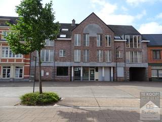 Kantoor met vast meubilair in casco+ staat.Handelsgelijkvloers met 6 parkeerplaatsen aan de achtergevel.Gebouw met diverse mogelijkheden voor gebruik...