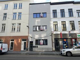 Wens je ook te wonen op wandelafstand van het bruisende Zuid? In dit kleinschalig gebouw bevindt zich dit gezellig te maken appartement met twee slaapkamers. Het gebouw werd volledig gestript en opnieuw vakkundig opgebouwd. De oorspronkelijke houten vloer zijn vervangen door duurzame betonnen vloer constructie. Alles vernieuwd: CV installatie, alle leidingen, elektriciteit, ramen, deuren, dak, sanitaire voorzieningen... Extra voorziening van berging en fiets berging. Alle nutsvoorzieningen op eigen rekening. Laat je alvast inspireren bij het kiezen van jouw keuken, jouw eigen inrichting. Volledig naar jouw stijl en kleur! Als extra troef kan je ontspannen op het gemeenschappelijk dakterras.Abricasa – Vastgoed voor generaties: Jouw vastgoedpartnerWil je jouw eigendom verkopen of zoek je een vastgoedmakelaar voor verhuur of beheer?Abricasa biedt persoonlijke begeleiding bij al uw vastgoedvragen, van begin tot eind. Leer ons kennen!