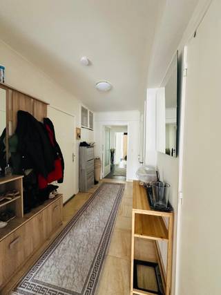 <p>Ruim appartement te koop in Roeselare – Ideaal gelegen!</p>

<p>Dit ruime appartement biedt veel potentieel en een praktische indeling. Het is perfect voor wie op zoek is naar ruimte en comfort in de buurt van belangrijke invalswegen. Met veel lichtinval en directe toegang naar de garage, is dit een uitstekende kans voor gezinnen of investeerders.</p>

<p><strong>Indeling:</strong><br />Inkomhal, badkamer, woonkamer, keuken, 4 slaapkamers, toilet.</p>

<p><strong>Extra troeven:</strong></p>

<ul><li>
	<p>Ruim appartement met veel lichtinval in de leefruimte</p>
	</li><li>
	<p>Directe toegang tot de achterdeur richting de garage</p>
	</li><li>
	<p>Garage beschikbaar (30.000 extra)</p>
	</li><li>
	<p>Dichtbij invalswegen voor vlotte bereikbaarheid</p>
	</li><li>
	<p>Grote bergplaats bij de garage<br />	 </p>
	</li></ul>

<p>Ideaal voor gezinnen of als investering</p>
 

<p>Interesse? Contacteer ons voor een bezichtiging. </p>
