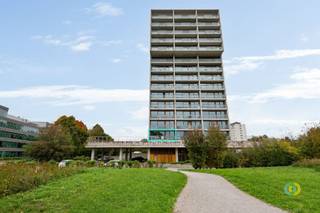 <p><span>Met zicht op het groene domein Drie Fonteinen bevindt zich dit lichtrijke appartement op de eerste verdieping van een modern gebouw met lift. U betreedt het gebouw via een monumentale inkomhal. Het appartement is praktisch ingedeeld met een duidelijk onderscheid tussen het leef- en het slaapgedeelte, gescheiden door de hal. De leefruimte vormt één geheel met de open ingerichte keuken, voorzien van alle comfort. Naast de keuken bevindt zich een berging met aansluiting voor een wasmachine. Dankzij ramen aan verschillende zijden geniet u de hele dag door van een aangename natuurlijke lichtinval. Via het grote schuifraam heeft u toegang tot het terras. Het slaapgedeelte omvat twee slaapkamers, een badkamer met ligbad en dubbele wastafel, een doucheruimte met wastafel en een aparte toilet. Het appartement beschikt over een uitstekende EPC-score en een conforme elektrische installatie. Het appartement is momenteel verhuurd, wat het niet alleen interessant maakt voor wie op zoek is naar een aangename woonst in een groene omgeving, maar ook voor investeerders die wensen te genieten van een onmiddellijk rendement.</span><span> </span><span>Een staanplaats onderaan het gebouw is verplicht bij aan te kopen (€15.000). </span></p>