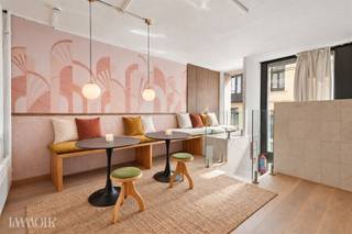 <p><span>Dit charmante duplexappartement is centraal gelegen in de Consciencestraat in Antwerpen, op wandelafstand van het Stadspark, ziekenhuis Sint-Vincentius, winkels, scholen en openbaar vervoer. Een ideale uitvalsbasis voor wie graag midden in de stad woont, met alle dagelijkse voorzieningen binnen handbereik.</span></p><p><span>Het appartement maakt deel uit van een kleinschalig gebouw uit 2017 met slechts vier entiteiten en biedt een bewoonbare oppervlakte van ca. 66 m², verdeeld over twee verdiepingen.</span></p><h3><span>Compact wonen, slim ingedeeld.</span></h3><p><span>Via de privatieve inkom bereik je langs de glazen trap de leefverdieping. Hier bevinden zich de gezellige woon- en eetkamer met aansluitend een ingerichte open keuken. Op deze verdieping bevindt zich eveneens een eerste slaapkamer, voorzien van airconditioning.</span></p><p><span>De onderste verdieping biedt plaats aan een tweede slaapkamer en een badkamer, uitgerust met douche, lavabomeubel en toilet. Dankzij de indeling over twee niveaus zijn de verschillende ruimtes op een aangename manier van elkaar gescheiden.</span></p><h3><span>Comfort in de stad.</span></h3><p><span>Het appartement beschikt over conforme elektriciteit, dubbele beglazing en airconditioning. Momenteel wordt het appartement verhuurd via Airbnb, wat het pand eveneens interessant maakt voor wie op zoek is naar een investering op een centrale locatie in Antwerpen.</span></p><p><span>Een compact en praktisch duplexappartement op een centrale locatie, ideaal als eigen stadsstek of investering.</span></p><h3><span>Benieuwd naar dit appartement?</span></h3><p><span>Neem contact op met Immoir voor meer informatie of een bezoek ter plaatse. <br /><br /></span></p>