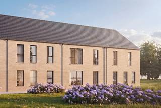 VASTE PRIJS - ENERGIEZUINIG - ALL IN AFWERKING OP MAAT! In deze gezellige verkaveling vlakbij het kloppende hart van Stekene worden 8 nieuwbouwwoningen gebouwd. Deze gesloten nieuwbouwwoning (lot 81) wordt gebouwd op een perceel van 187m2. De woning heeft een strak modern ontwerp en geniet van een optimale planindeling! Op het gelijkvloers is er een inkom met gastentoilet, een open leefruimte en een praktische wasplaats. Op de eerste verdieping bevinden zich 3 slaapkamers en een badkamer met bad + inloopdouche. De praktische zolder is toegankelijk met een uitschuifbare zoldertrap. De woning is voorzien van ULTRA energiezuinige technieken zoals een warmtepomp met vloerverwarming, regenwaterrecuperatie van 10.000L, ventilatie met warmterecuperatie, super isolerende beglazing, zonnepanelen,... Kom jij hier binnenkort thuis? Contacteer de bouwadviseur Ewout om meer informatie te ontvangen: 0497 588 888 - contact@huysmanbouw.be