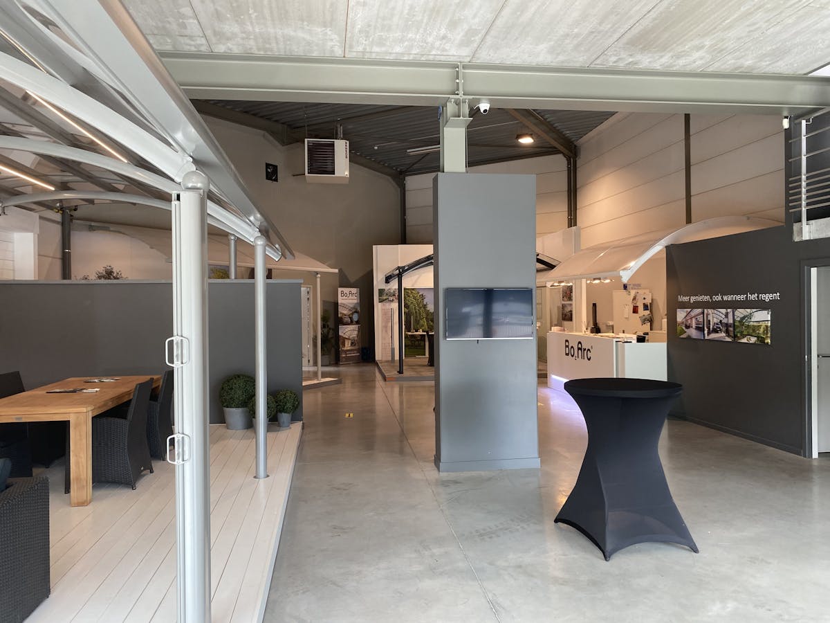 Opslagruimte/magazijn met showroom en bureel te huur. - foto 4