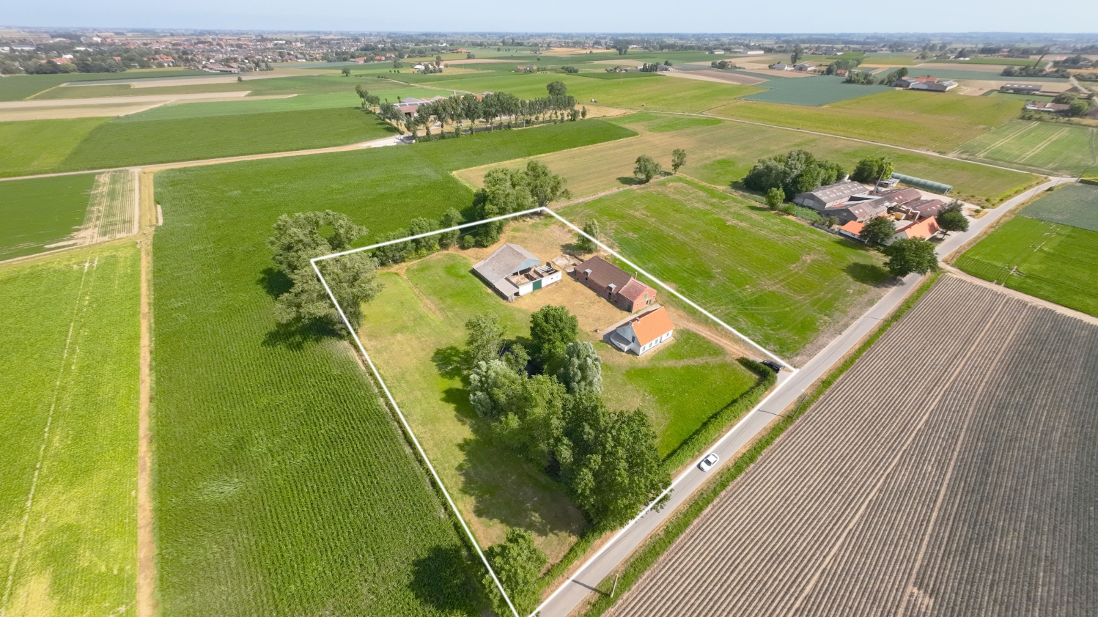 Uitzonderlijk gelegen hoevesite op 10.106 m² met vijver, bijgebouwen en panoramische vergezichten - foto 5