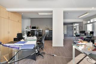 Profiteer van deze unieke commerciële kans op een absolute toplocatie! Dit ruime en verzorgde handelspand (nu kantoor, 100 m²) met aparte keuken...