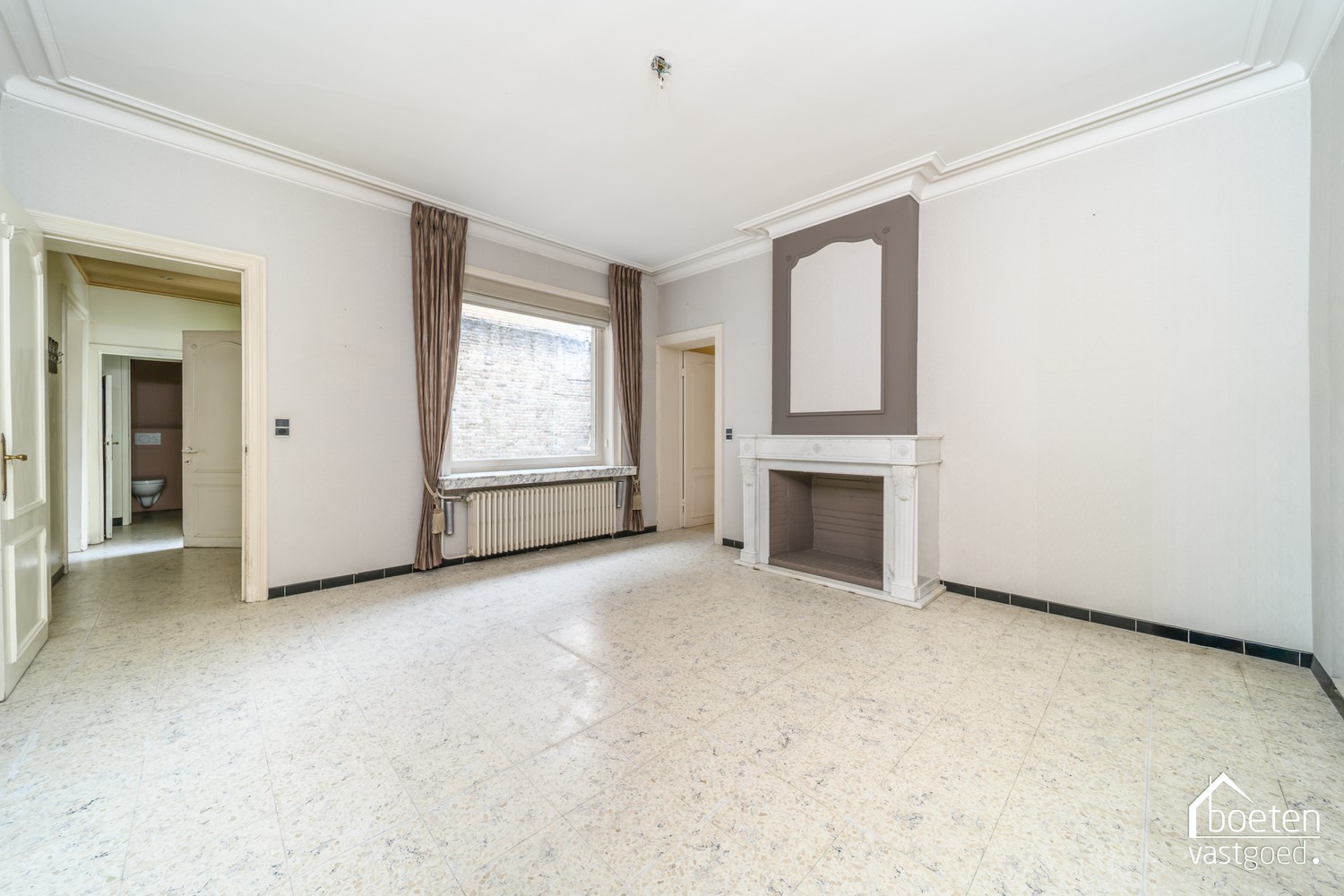 VEURNE: Karaktervol eigendom, type herenwoning, in het bruisende hart van Veurne-centrum, met een waaier van mogelijkheden! - foto 5