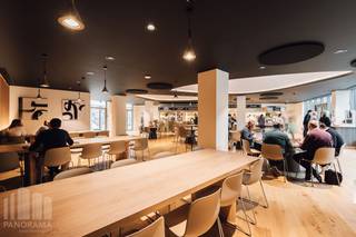 Kwalitatieve <strong>kantoren van 707 m² te huur</strong>. Ook andere oppervlaktes mogelijk van <strong>420 m² tot 2.187 m²</strong>. De kantoren maken deel uit van Airport Plaza Campus, een bedrijvenpark met een uitzonderlijke ligging die aan de hoogste internationale normen voldoet.<br /><br />Het bestaat uit vijf onafhankelijke kantoorgebouwen met eigen ontvangsthal en een centraal knooppunt dat toegang biedt tot de kantoorgebouwen en tot de verschillende diensten zoals gedeelde vergaderzalen, lounge, winkel, persoonlijke conciërgedienst, wasserette, restaurants, ... <br /><br />De twee ondergrondse parkeerlagen zijn gemeenschappelijk voor de vijf gebouwen; met een totaal van 689 binnen- en 67 parkeerplaatsen buiten. Elk gebouw beschikt over een terras van 200 m² voor privégebruik. Het flexibele, functionele en gezellige complex heeft een uitzonderlijke ligging vlakbij de internationale luchthaven van Zaventem. <br /><br />Contacteer <strong>PANORAMA B2B</strong> voor bijkomende inlichtingen, plannen of een vrijblijvend bezoek <strong>0477 09 00 09</strong>