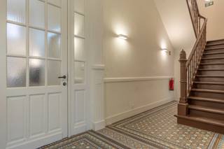 <strong>Unieke appartement in en rond de oude Pastorij aan het Kerkplein in Turnhout</strong><br /><br />Zeer gunstig gelegen aan het rustige Kerkplein in Turnhout, in de onmiddellijke omgeving van winkels, scholen, openbaar vervoer en het station.<br /><br />Dit appartement op de tweede verdieping werd volledig en degelijk afgewerkt met behoud van enkele mooie authentieke elementen die dit project een statige uitstraling geven. Binnenhuisarchitecte Britt Van Namen staat voor de stijlvolle en tijdloze gekozen afwerking.<br /><br />Via de statige inkomhal komen we terecht in dit achteraan gelegen appartement met een zeer hoog en open gebinte dat de woonkamer op parketvloer direct heel wat uitstraling geeft.<br /><br />Achteraan wordt een gemeenschappelijke tuin voorzien op het zuiden, alsook een gezamenlijke fietsstalling. Enkel te bereiken door een prachtige inkompoort.<br /><br />Geen ondergrondse staanplaatsen en geen lift aanwezig zodat de maandelijkse lasten lager zijn dan normaal.<br /><br />Te voet, met de fiets of openbaar vervoer kan u direct overal geraken. <br /><br />Voor meer informatie of een bezoek ter plaatse contacteer ons via 014/70 73 23 of via info@dilegno.immo