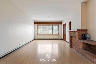 Voor meer info en foto’s, surf naar www.swevers.be – Op een toplocatie in Diest wacht deze halfopen bebouwing op een nieuwe eigenaar met visie. De woning uit 1969 beschikt over een bewoonbare oppervlakte van 139 m² en staat op een mooi perceel van 577 m². De solide structuur vormt een ideale basis voor renovatie. Op het gelijkvloers vind je een ruime woonkamer van 32 m², een grote keuken met toegang tot terras en tuin, een gastentoilet,en extra berging. Ook de veranda (bijna 20 m²) en het terras zorgen voor aangename buitenruimtes. Boven zijn er drie volwaardige slaapkamers, een badkamer en een centrale nachthal. De kelder (16 m²) biedt samen met de zolder extra bergruimte. De diepe tuin op het noordoosten biedt veel privacy en mogelijkheden voor tuinprojecten. De ligging combineert groen met uitstekende bereikbaarheid: op wandelafstand van openbaar vervoer, vlak bij winkels, scholen en op 1,3 km van de oprit naar de E314. Voor meer informatie, bel 011 255 155. Bron bewoonbare oppervlakte: EPC – verslag. Dit pand is onderworpen aan de renovatieverplichting van de Vlaamse overheid voor residentiële gebouwen (behoudens bij sloop binnen 5 jaar na de aankoop). Consulteer voor meer informatie de website van het Vlaams Energie- en Klimaatagentschap via https://www.vlaanderen.be/een-huis-of-appartement-kopen/renovatieverplichting-voor-residentiele-gebouwen.