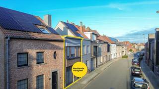 Deze te renoveren rijwoning is rustig gelegen in Blankenberge en biedt tal van mogelijkheden voor wie op zoek is naar ruimte en potentieel. De woning bevindt zich op een perceel van 226 m² en beschikt over een bewoonbare oppervlakte van ca. 147 m². Dankzij de brede garage en diepe tuin is dit pand ideaal voor wie wonen en praktische bergruimte wil combineren.<br /><br />Op het gelijkvloers bevindt zich een inkomhal met toegang tot een berging, badkamer en een ruime garage die rechtstreeks uitgeeft op de tuin. De eerste verdieping omvat een woonkamer met gaskachel, een aparte keuken en een volwaardige slaapkamer. Achteraan geniet u van een onderhoudsvriendelijke tuin met terras en een bijgebouw, voorzien van raamopeningen en aansluitingen voor water en elektriciteit.<br /><br />De woning is uitgerust met deels dubbele en deels enkele beglazing, een plat dak en verwarming op gas. Elektriciteit is niet conform en het EPC-label F (625 kWh/m²) duidt op een renovatieplicht, wat interessante kansen biedt voor wie deze woning volledig naar eigen smaak wil moderniseren.<br /><br />Een eigendom met veel volume, een sterke basis en een uitstekende ligging nabij het centrum en de kust. Ideaal als renovatieproject of investering.<br /><br />Neem voorsprong met een vrijblijvende en gratis schatting van uw eigendom via:<br />http://www.residentievastgoed.be/gratisonlineschatten