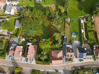 Zuidwest gelegen bouwgrond voor open bebouwing op 22are13. Rustige en landelijke ligging, op wandelafstand van Neigembos. Voorbouwlijn 9m uit as...
