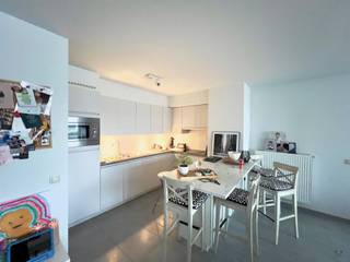 Ruim en licht appartement in BredeneOntdek dit aantrekkelijke appartement met een bewoonbare oppervlakte van 92m², gelegen in een sfeervolle omgeving...