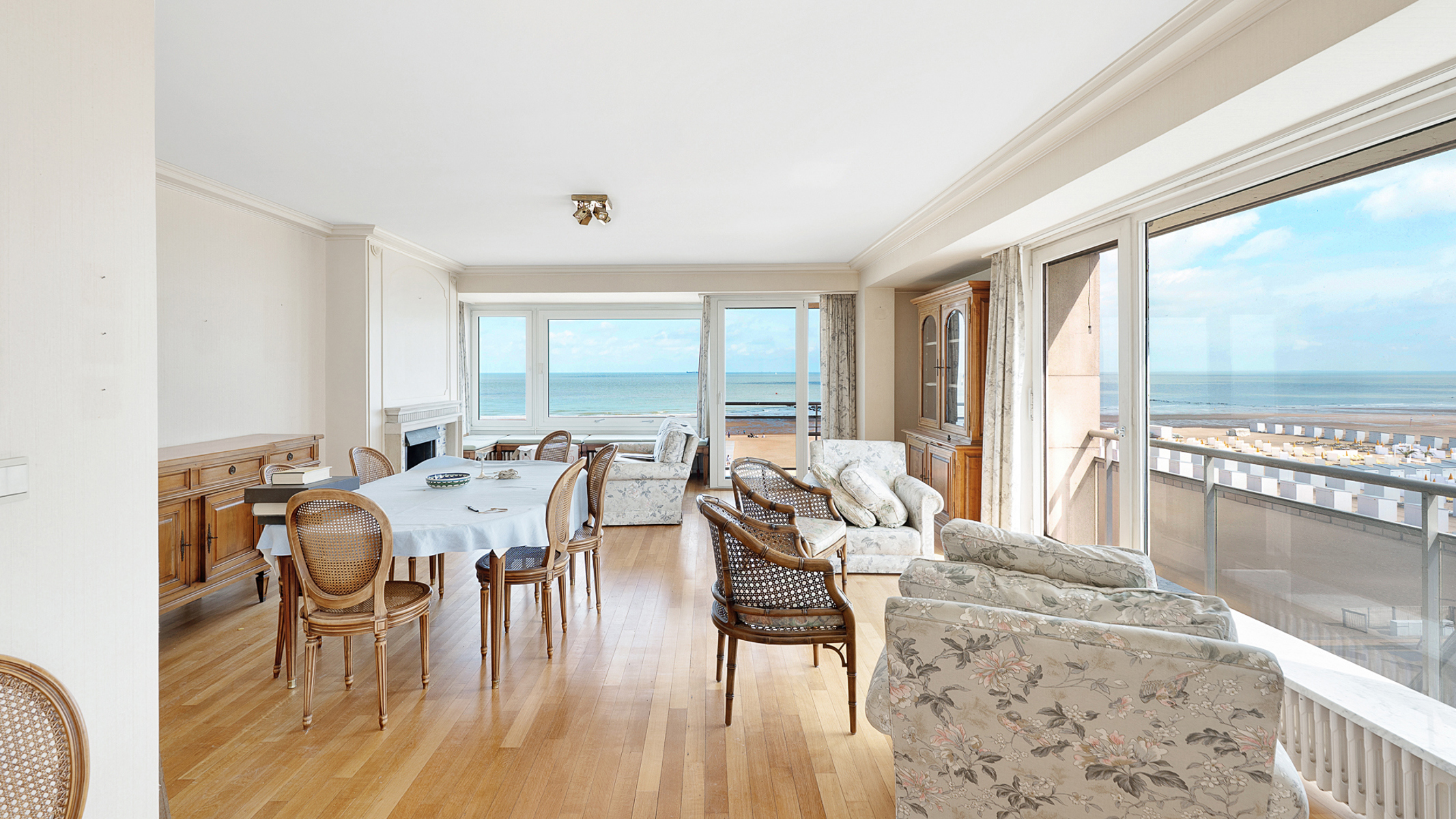 Uniek hoekappartement aan het Albertplein in hartje Zoute - foto 1