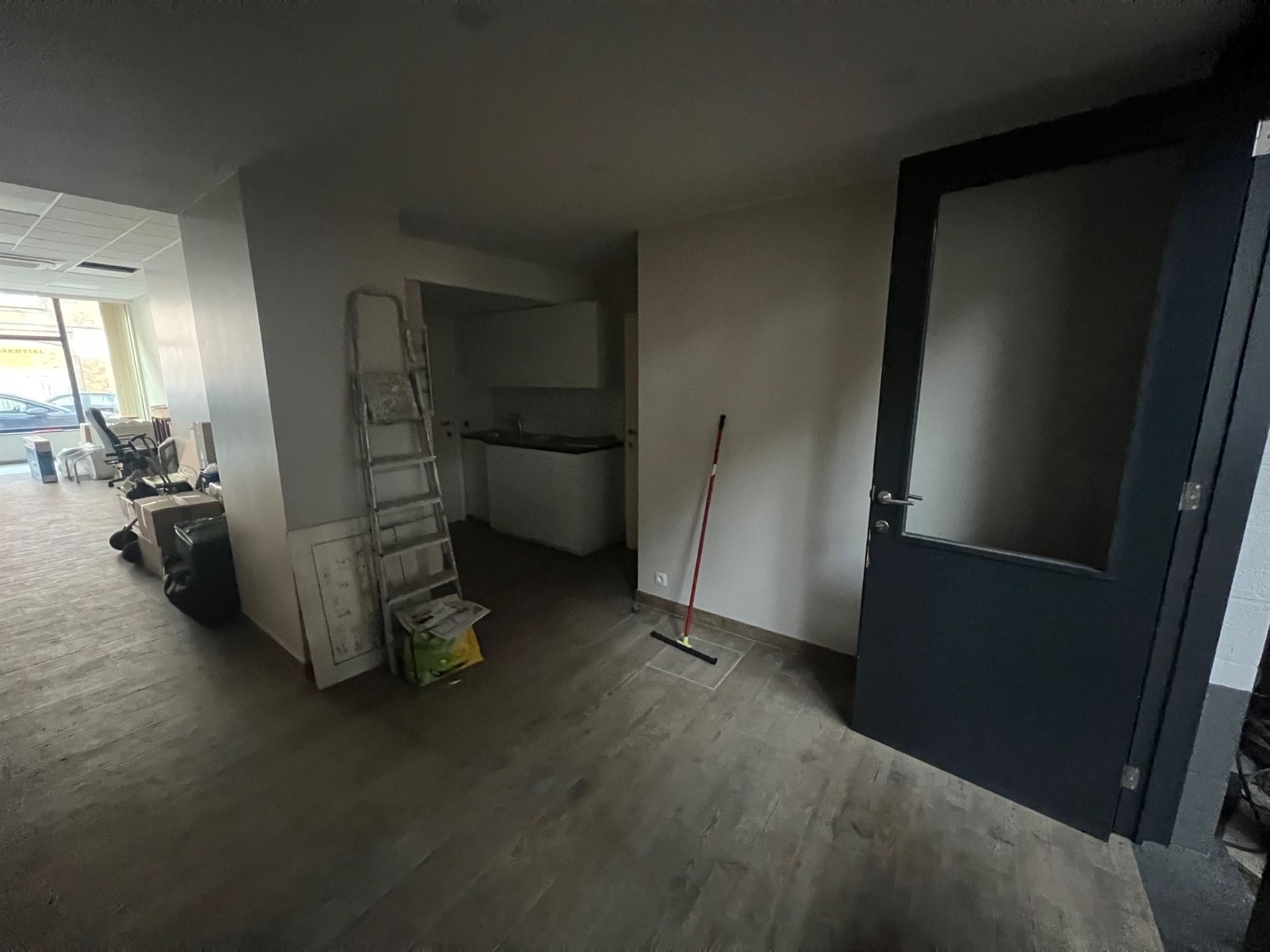 Groundfloor commercial space with Garage on a prime location - photo 4