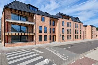 In Residentie Cauliller Poort vind je dit aangename 2-slaapkamerappartement op de tweede verdieping. Het appartement combineert modern wooncomfort met een eigen terras, gelegen op het westen. Dankzij de aanwezigheid van een lift en de rechtstreekse toegang tot de ondergrondse kelder geniet je hier van extra comfort en gebruiksgemak.<br /><br />Indeling:<br />- Inkomhal<br />- Open leefruimte met zithoek, eetkamer en keuken<br />- Technische ruimte<br />- Berging<br />- Slaapkamer 1<br />- Slaapkamer 2<br />- Badkamer<br />- Apart toilet<br />- Terras<br /><br />Troeven:<br />+ Energiezuinig: warmtepomp, vloerverwarming, vloerkoeling, ventilatie en zonnepanelen<br />+ E-peil <20: 50% vermindering op de onroerende voorheffing gedurende 5 jaar<br />+ Lift aanwezig: rechtstreekse toegang tot de ondergrondse kelder<br />+ Centrale ligging in Kaulille<br />+ Aankoop aan 6% btw mogelijk onder voorwaarden, ook voor investeerders<br /><br />Prijsberekening incl. kosten, parking en berging bij 6% btw: €352.010,00<br /><br />Wil jij graag de sfeer van Residentie Cauliller Poort ervaren? Contacteer ons en wij helpen je graag dichtblij verder!