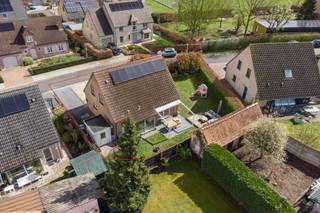 Instapklare, energiezuinige open bebouwing in hartje MoerzekeBij het betreden van de woning valt meteen de overvloedige lichtinval op, dankzij de...