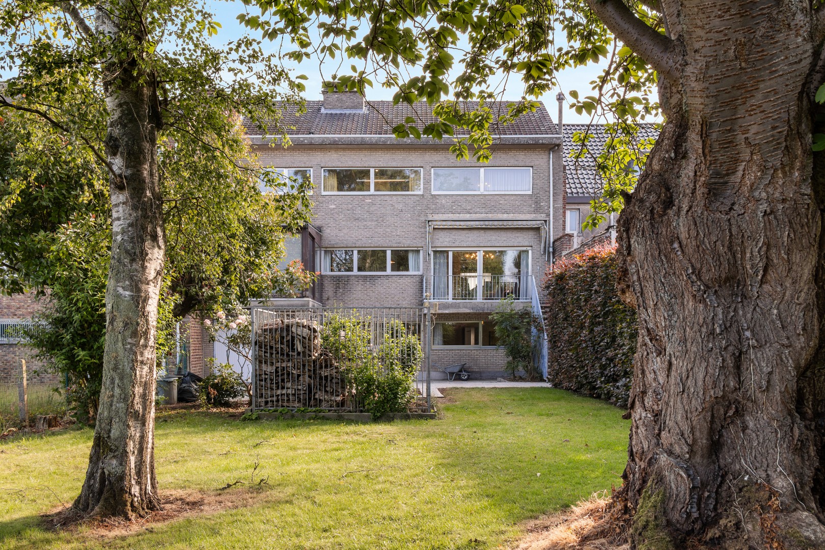 Karaktervolle voormalige dokterswoning met praktijkruimte, lift, dubbele garage, 5 SLPK. en grote tuin - foto 3