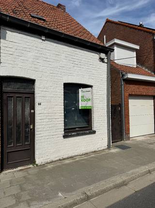 Deze woning is gelegen op een grondoppervlakte van 299 m². De woning was vroeger ingedeeld met een living, keuken, berging, badkamer, toilet, terras, 2 slaapkamers, zolder en een diepe tuin.<br /><br />Momenteel is de woning reeds gedeeltelijk afgebroken, waardoor dit een interessant renovatie- of nieuwbouwproject vormt. Bovendien zijn er reeds plannen aanwezig om een nieuwe woning te realiseren, wat dit aanbod extra aantrekkelijk maakt.<br /><br />Een unieke kans voor wie zelf de handen uit de mouwen wil steken of een eigen droomwoning wil bouwen!