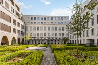 - Domiciliering is hier niet mogelijk. Overeenkomst onder handelshuur, minimum 3 jaar -<br /><br />Deze zonnige penthouse is een unieke kans voor wie op zoek is naar luxe en comfort. Gelegen in hartje Antwerpen, biedt dit penthouse een adembenemend uitzicht over de stad en beschikt over een royaal terras waar u in alle rust kunt genieten van de zon en het uitzicht.<br /><br />Met 3 ruime slaapkamers en 2 badkamers is dit appartement perfect voor een gezin of voor wie graag gasten ontvangt. De bewoonbare oppervlakte van maar liefst 300m² biedt voldoende ruimte. Daarnaast beschikt het penthouse over een berging en een garage met 3 parkeerplaatsen (1 met elektrische lader), zodat u zich nooit zorgen hoeft te maken over het vinden van een parkeerplek.<br /><br />De toegangscontrole zorgt voor optimale veiligheid en privacy, zodat u zich altijd veilig voelt in uw eigen huis. <br /><br />Indeling: Royale entreehal, open leefruimte met toegang tot het terras; woonkamer, gashaard, eetkamer en volledig ingerichte keuken met bijkeuken. Master suite met badkamer en dressing, twee slaapkamers met gedeelde badkamer, aparte wasplaats. Voorzien van airconditioning, vloerverwarming.<br /><br />Dit penthouse is een unieke kans om te genieten van luxe en comfort in het hart van Antwerpen. Met alle voorzieningen die u nodig heeft en een prachtig uitzicht, is dit de ideale plek om te wonen.