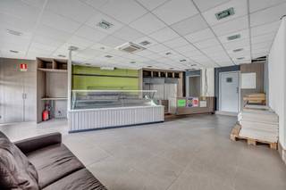 Voor meer info of een bezoek, bel 054 69 39 34 - HANDELSZAAK MET POTENTIEEL - Op een goede ligging nabij het treinstation bevindt zich...