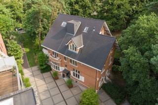 <p><span>Villa Ullens Exclusief wonen of werken in het hart van Schoten</span></p><p><span>In het bruisende centrum van Schoten bevindt zich </span><span>Villa Ullens</span><span>, een erfgoed geklasseerde parel uit 1923, ontworpen door de vermaarde bouwmeester </span><span>Jaak Alfons Van der Gucht</span><span>. Deze imposante cottagestijl-villa werd met zorg gerenoveerd en combineert historisch karakter met hedendaags comfort.</span></p><p><span>Met een bruikbare oppervlakte van </span><span>830 m²</span><span> biedt Villa Ullens eindeloze mogelijkheden: een prestigieuze privéwoning, representatief kantoor, praktijkruimte of zelfs een stijlvolle horecazaak. Het pand straalt klasse en authenticiteit uit en vormt een absolute eyecatcher in het straatbeeld.</span></p><p><span>Bijkomende troef is het </span><span>ruime duplex appartement</span><span> met 3 slaapkamers, 2 badkamers en een zonnig terras met uitzicht op het groene park een ideale combinatie van privacy en functionaliteit.</span></p><p><span>Uitgerust met alle modern comfort:</span><span> domotica voor verlichting, ventilatie op alle verdiepingen, professionele waterontharder en een brand- en inbraakmeldsysteem. EPC C.</span></p><p><span>Met </span><span>5 private parkeerplaatsen</span><span> en een ligging vlak bij winkels, scholen en openbaar vervoer, biedt Villa Ullens niet alleen grandeur maar ook optimale bereikbaarheid.</span></p><p><span>Een unieke kans om een stuk </span><span>architecturaal erfgoed</span><span> te bezitten én te benutten. Villa Ullens is meer dan een pand het is een statement.</span></p><p><span>Voor meer informatie of een bezoek: 03 646 66 55 | info@sinjoor.be</span></p>