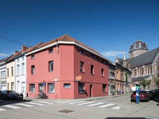 <strong>Opbrengsteigendom met 4 studentenkamers en 2 appartementen nabij het Rabot en de Tondeliersite</strong><br /><br /><em>Voor meer informatie of een bezoek, contacteer ons via info@carloeggermont.be.</em><br /><br />Deze interessante opbrengsteigendom bevindt zich nabij het Rabot en de Tondeliersite, op korte afstand van het Gentse stadscentrum en verschillende campussen. Het pand omvat 4 studentenkamers en 2 ruime appartementen, is volledig vergund en beschikt over de nodige conformiteitsattesten.<br /><br />Het gebouw werd gerenoveerd in 2007, beschikt over een geïsoleerde gevel en behaalt gunstige EPC-scores B. Dankzij de sterke verhuurbaarheid en stabiele huuropbrengsten vormt dit een interessante investering.<br /><br />Op het gelijkvloers bevinden zich vier studentenkamers van ca. 14 m² tot 17 m², elk uitgerust met een eigen kitchenette en doucheruimte. Daarnaast zijn er een gemeenschappelijk toilet, een fietsenberging, een koer en toegang tot de kelder. Op de eerste en tweede verdieping bevindt zich telkens een ruim appartement met een leefruimte, keuken met eetplaats, douchekamer, afzonderlijk toilet, drie slaapkamers en een extra bureau- of polyvalente ruimte.<br /><br /><strong>Kortom, een vergunde opbrengsteigendom met 10 verhuurde kamers, bestaande uit een interessante mix van studentenkamers en appartementen. Ideaal voor investeerders die op zoek zijn naar een zorgeloze investering met een aantrekkelijk rendement in Gent.</strong>
